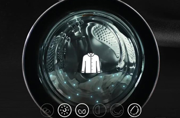 Slika prikazuje stroj pri pranju oblačil in ponazori, kako AI zazna količino perila.